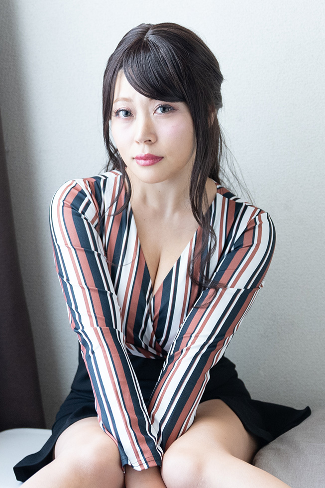 Debut Vol.93 : A sexy upper-class office lady who makes men depend on her.