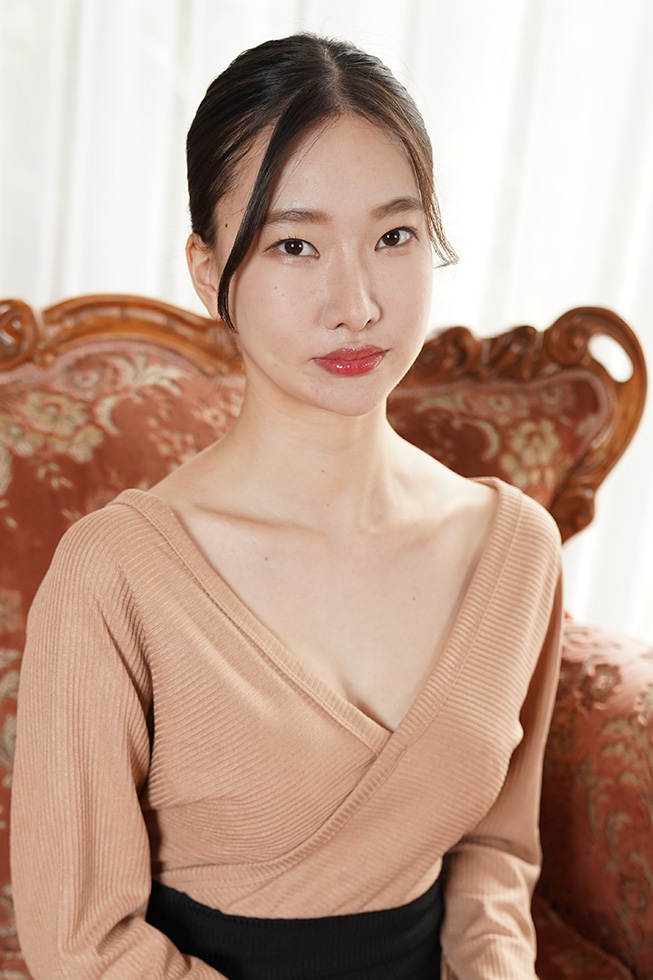 Debut : A beautiful Japanese college girl who likes older men
